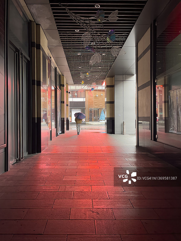 一名男子穿过城市的长廊图片素材