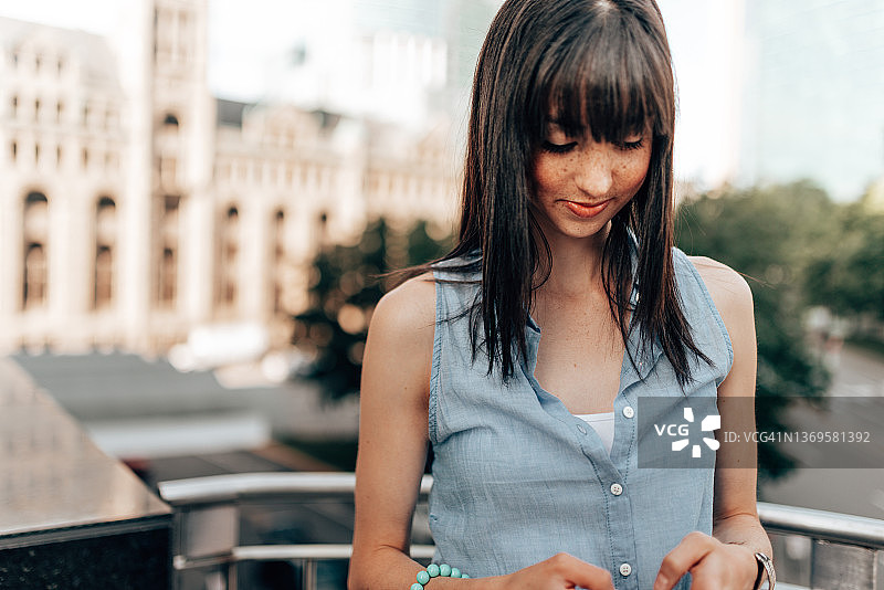 快乐的年轻女人在打电话图片素材