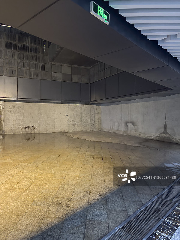 雨夜中的下沉广场图片素材