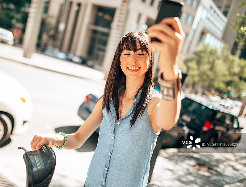 快乐的年轻女人自拍图片素材