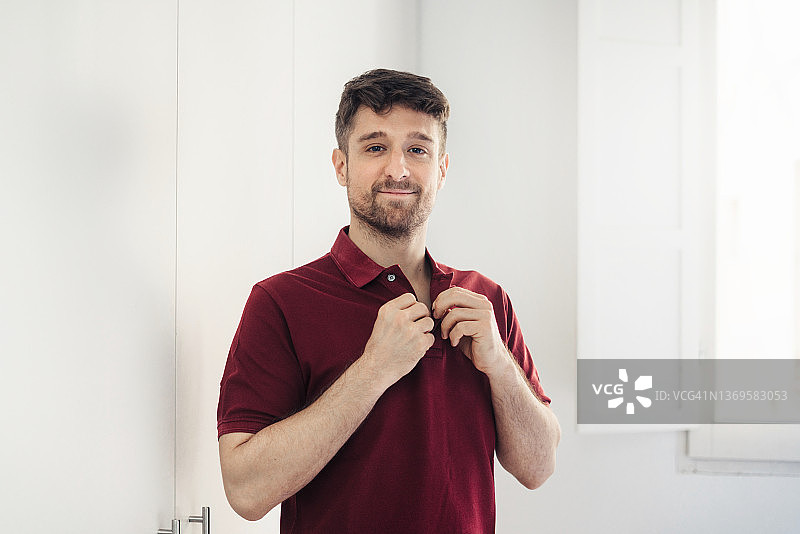 男人扣Polo衫纽扣图片素材