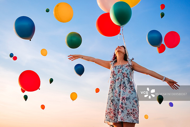 美女与气球满天的天空图片素材
