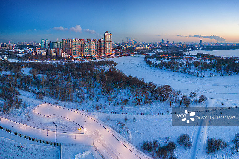 雪域城市和自然公园上空的黄昏图片素材