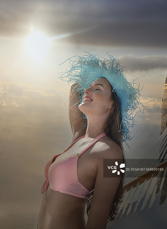 在热带海滩上的年轻女人图片素材