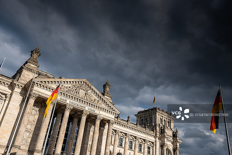 戏剧性云层下的柏林国会大厦图片素材