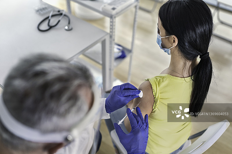 一名高中生接种了抗奥密克戎病毒的疫苗。图片素材