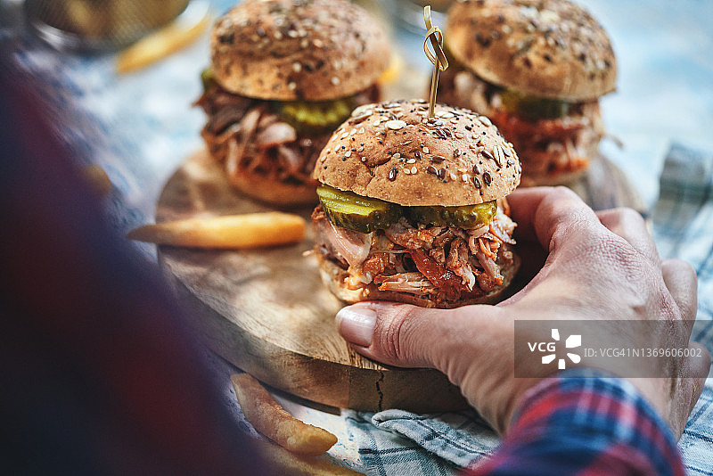配泡菜和烧烤酱的手撕猪肉迷你汉堡图片素材