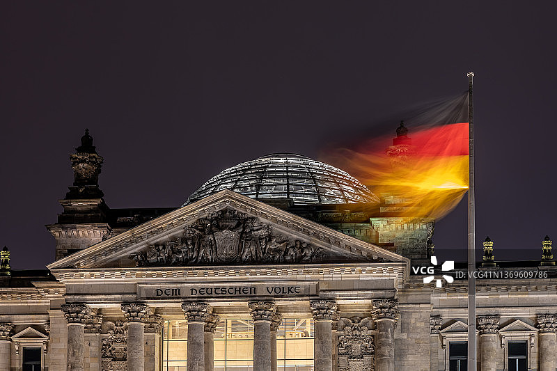 柏林国会大厦西部门楣上的“Dem Deutschen Volke”字样，配有德国国旗图片素材
