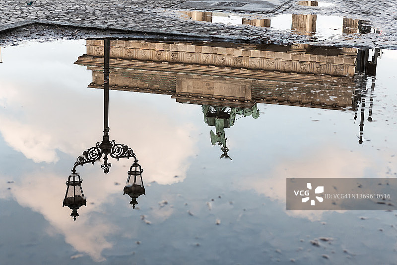 勃兰登堡门在水坑中的倒影（德国柏林）图片素材