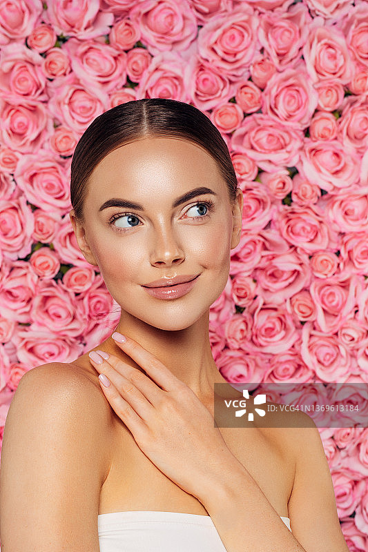 鲜花墙边的漂亮女孩图片素材