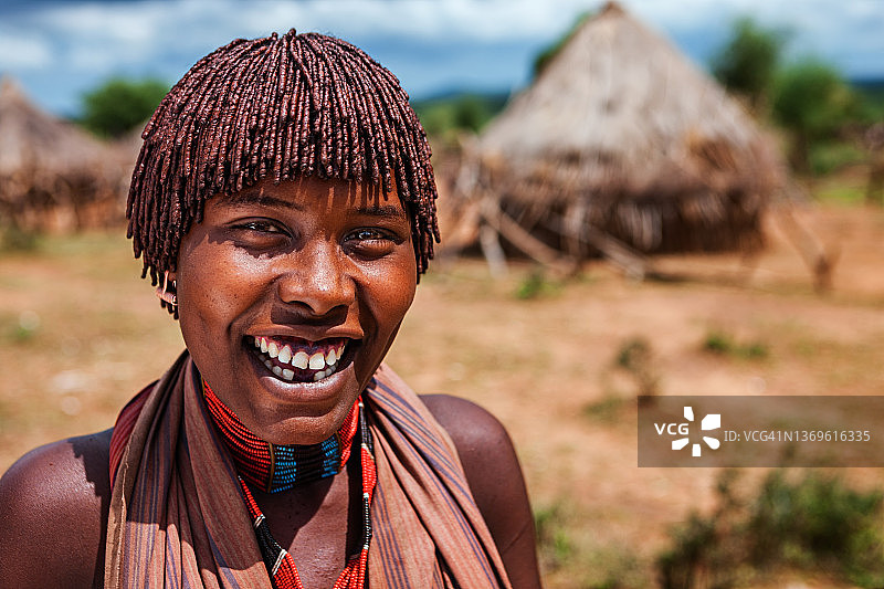 来自埃塞俄比亚哈默部落的女人肖像图片素材