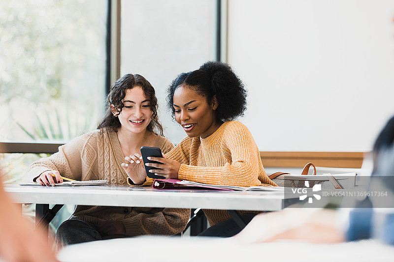 从学习中休息发短信的少女们图片素材