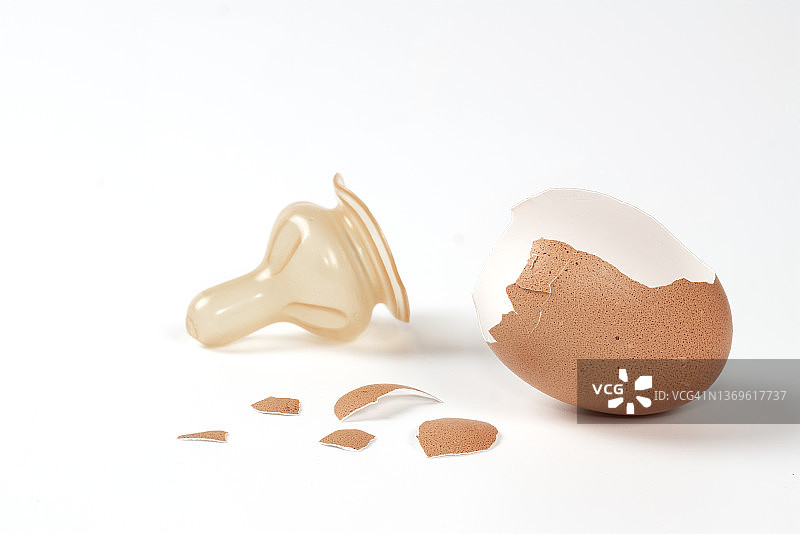 白色背景上的破碎鸡蛋壳特写图片素材