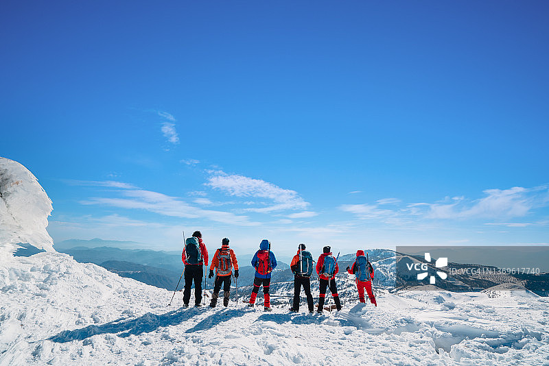冬季高山登山队观赏风景图片素材