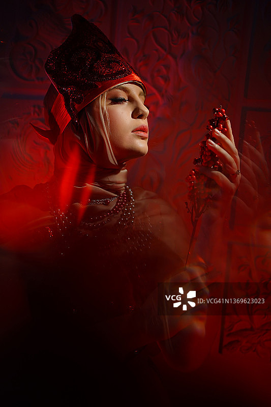 红色背景下穿着华丽服装的女孩图片素材