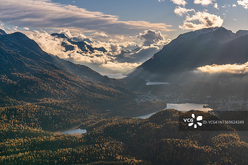 瑞士圣莫里茨恩嘎丁山谷景观图片素材