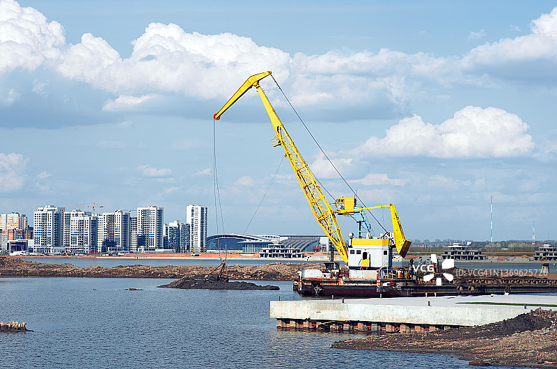 海岸附近的作业疏浚起重机图片素材