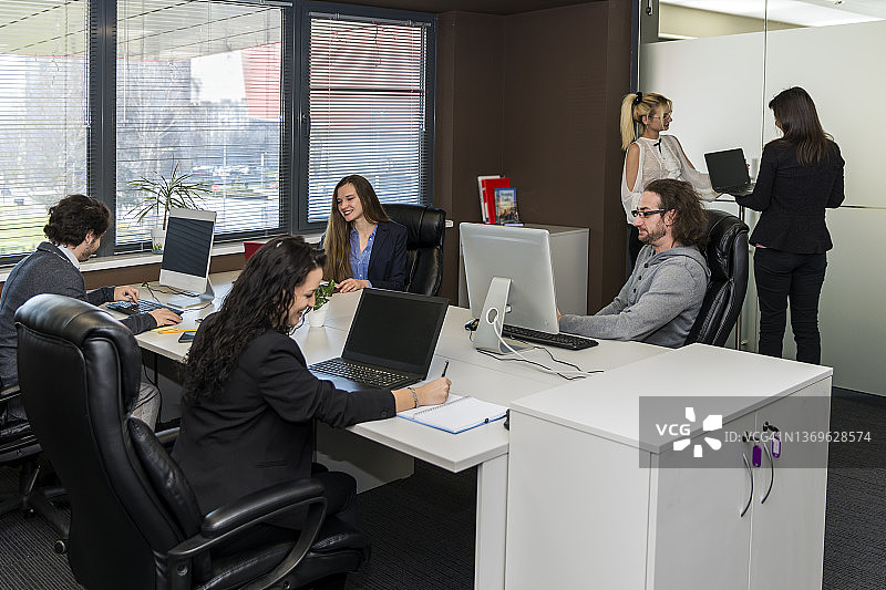 办公室里如火如荼的努力工作图片素材