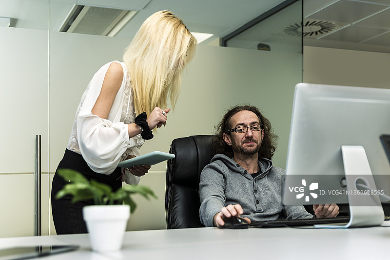 建筑师在办公室讨论的肖像图片素材