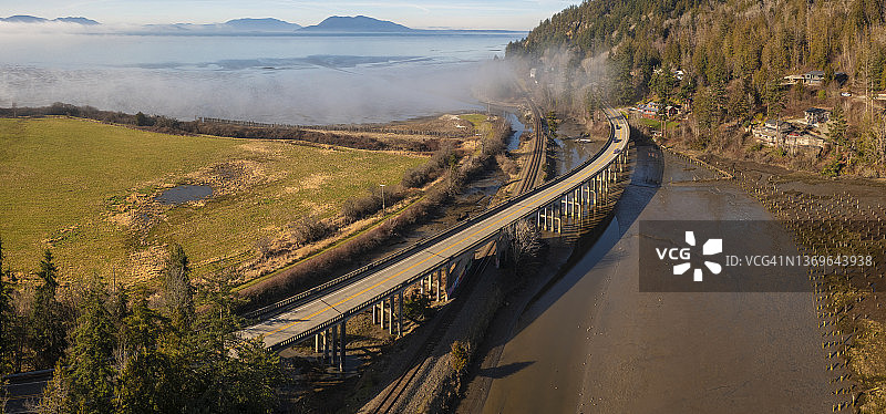 航拍斯卡吉特山谷的查卡纳特大道和布兰查德大桥图片素材