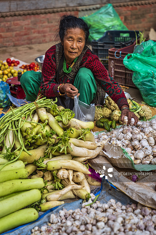 尼泊尔巴克塔普尔的印度街头蔬菜摊贩图片素材