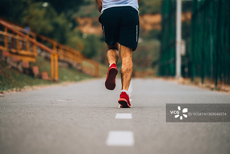 在公园慢跑的活力英俊男子图片素材