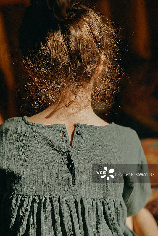 坐在床上的小女孩背影图片素材