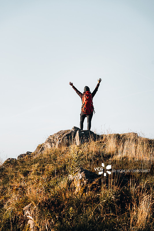 探索山顶的背包客图片素材