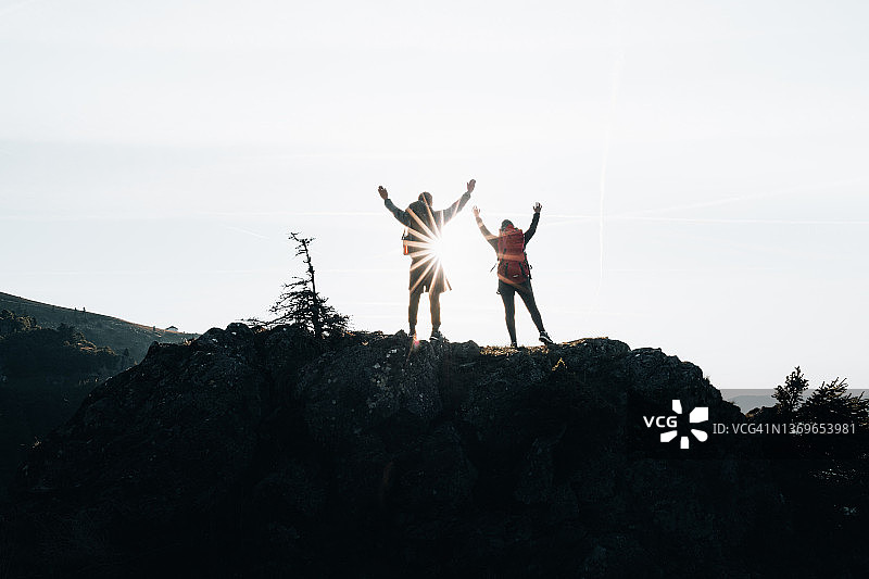 背包客在山顶庆祝图片素材