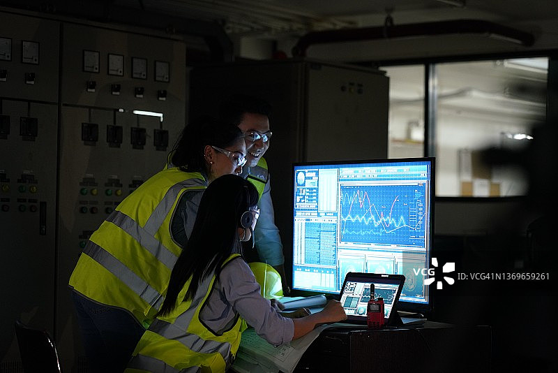 在制造工厂工作的亚洲工程师图片素材