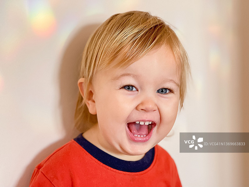 小男孩笑着，一道彩虹图片素材