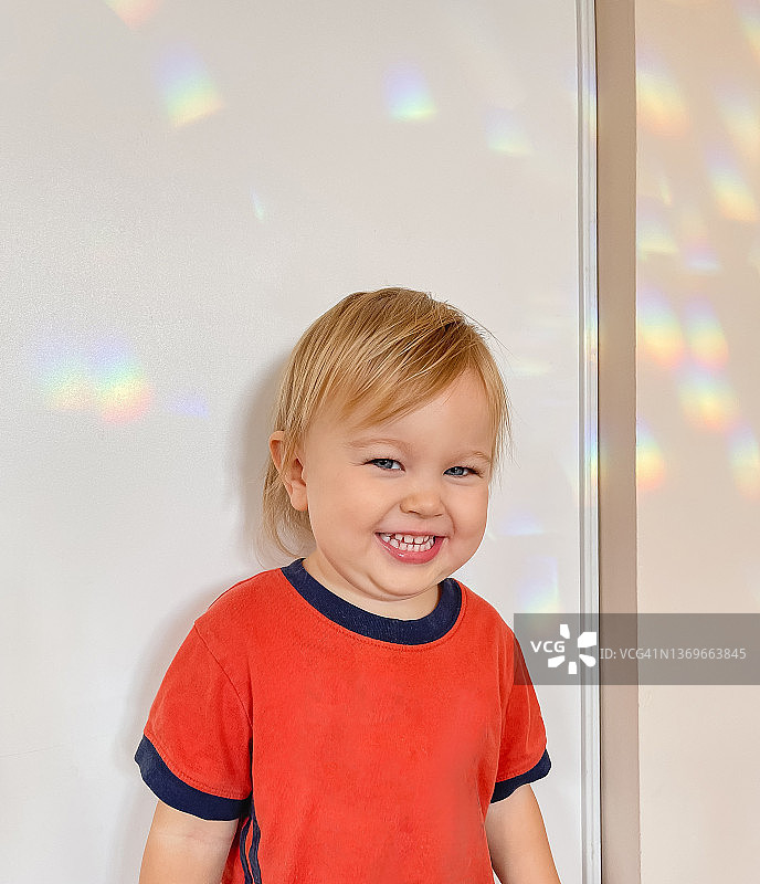 小男孩笑着，一道彩虹图片素材