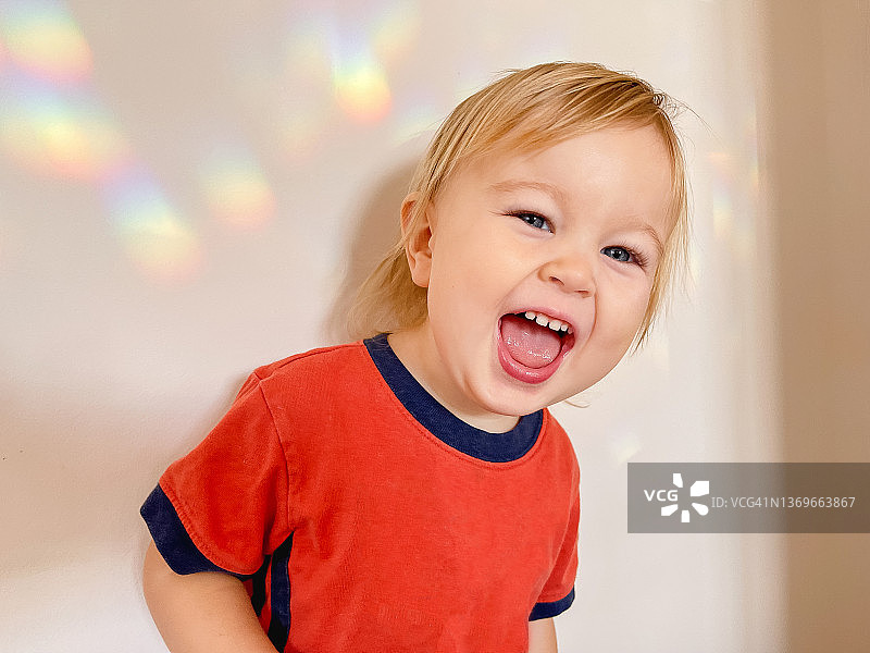 小男孩笑着，一道彩虹图片素材