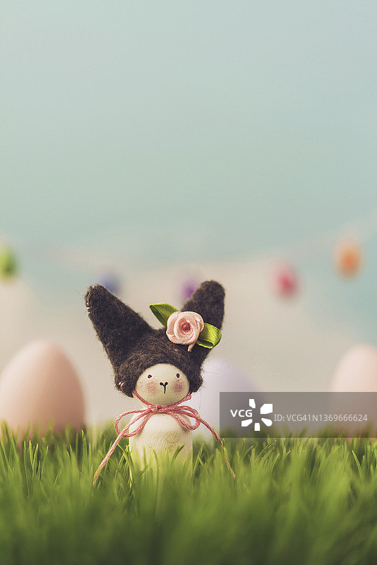 可爱复活节背景与手制复活节兔子和彩色复活节彩蛋图片素材