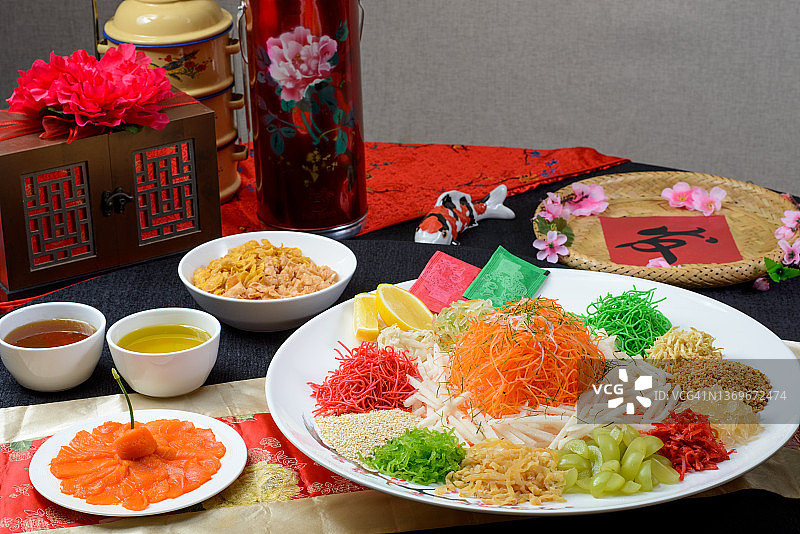 中国新年传统菜肴捞生鱼生图片素材