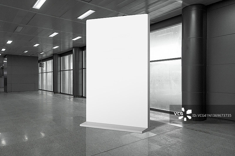 现代建筑中的空白屏幕立牌样机图片素材