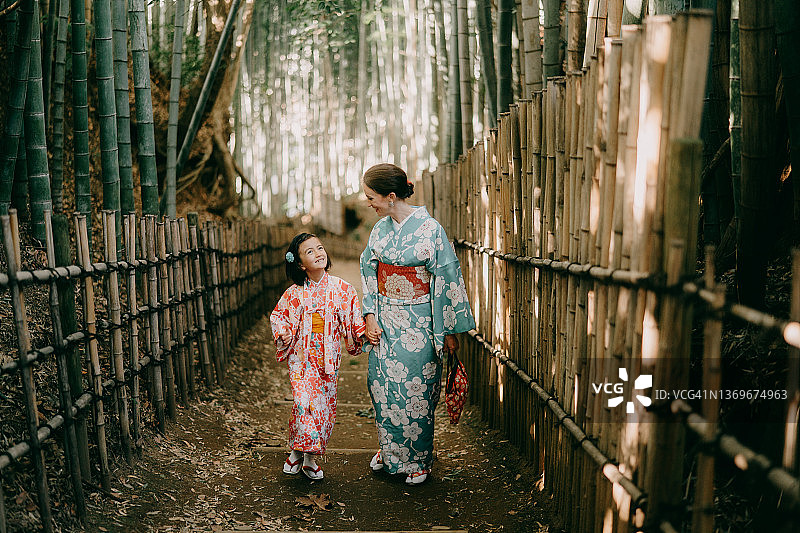 身穿和服的母子，在日本竹林中图片素材