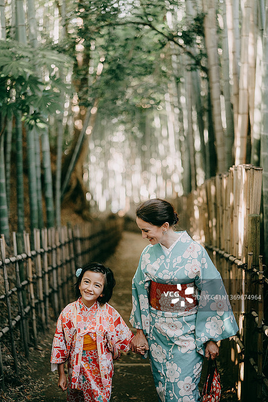 身穿和服的母子，在日本竹林中图片素材