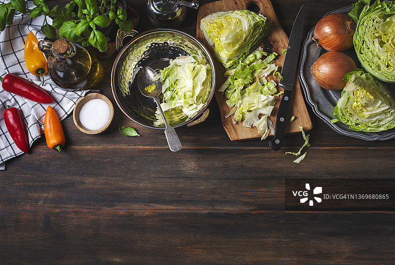 木制砧板上切好的生菜，顶视图，复制空间图片素材