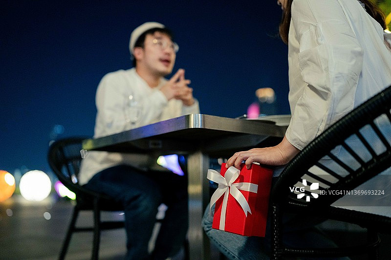 情侣甜蜜庆祝情人节图片素材