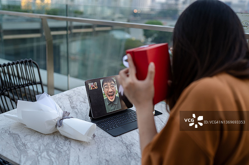 情侣使用科技进行长途交流图片素材