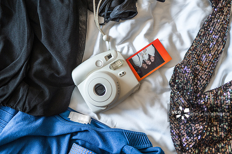 即时相机拍摄的女性朋友照片特写图片素材