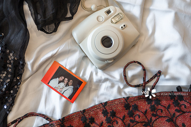 即时相机拍摄的女性朋友照片特写图片素材