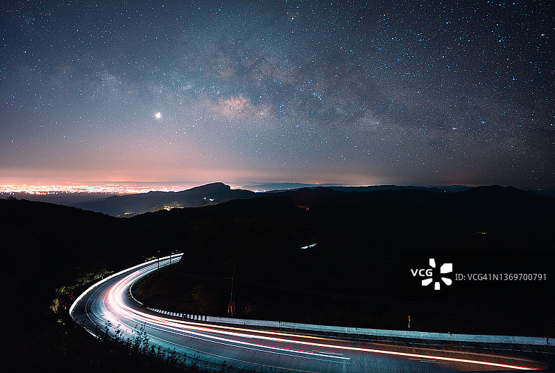 夜空中升起的银河星系图片素材