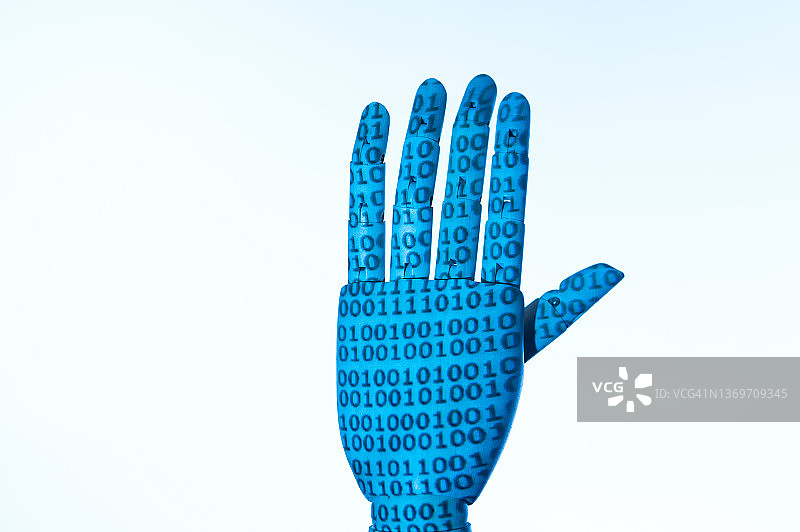 带有二进制代码的机器人手：机器人技术与人工智能概念图片素材