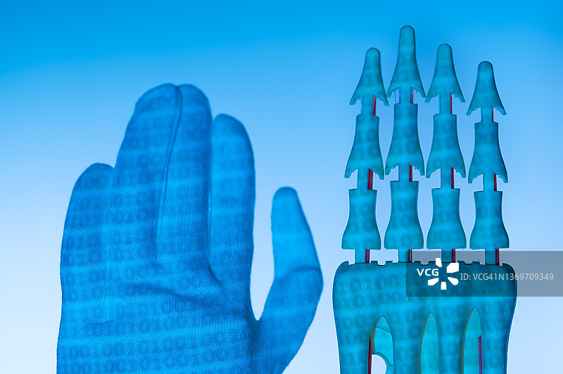 机器人手与戴防护手套的人手：机器人技术与人工智能概念图片素材