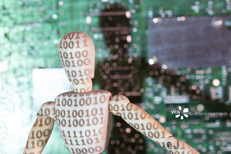 带有二进制代码和电子线路板的机器人：机器人技术和人工智能概念图片素材