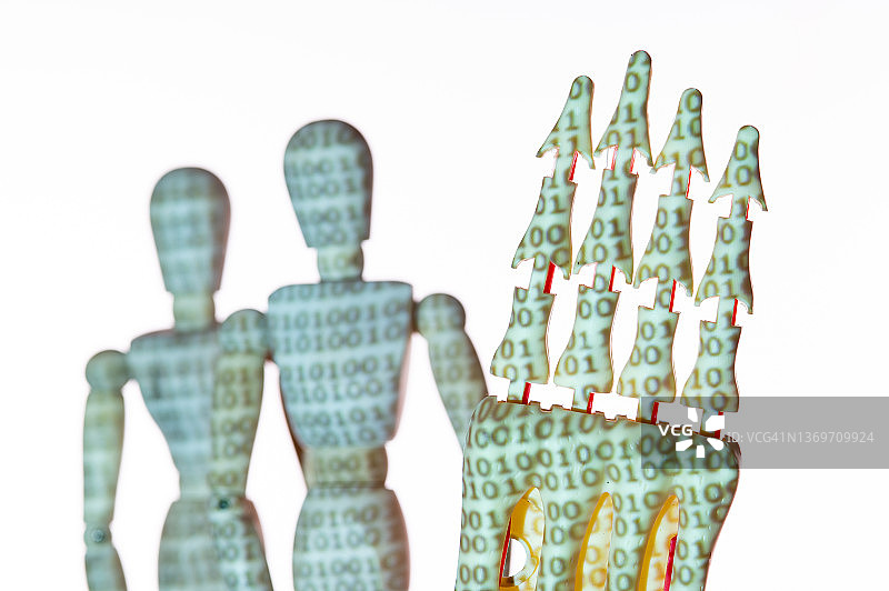 两个机器人，表面有二进制代码和机械手。机器人和人工智能概念图片素材