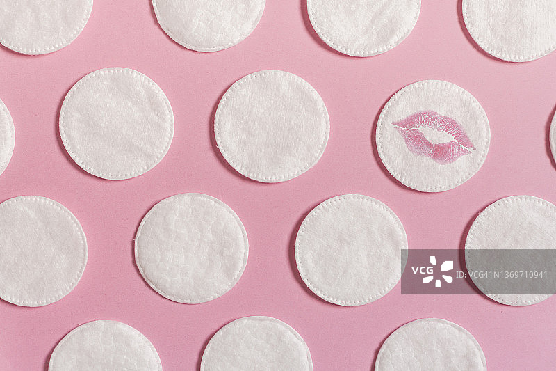 粉色背景上的化妆棉图案图片素材