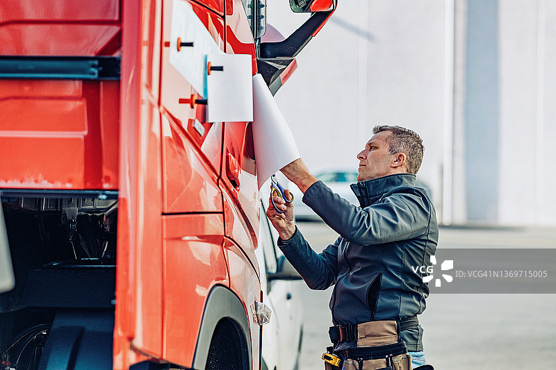 在卡车上粘贴公司标志图片素材